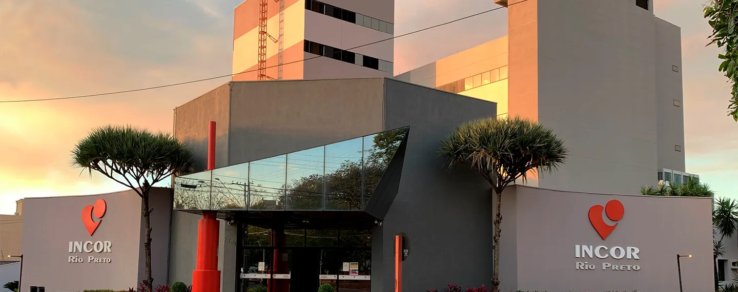 Fachada do INCOR Rio Preto ao entardecer, na Av. José Munia